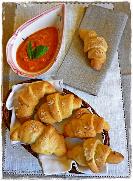 Croissant alle erbe aromatiche e dip ai peperoni