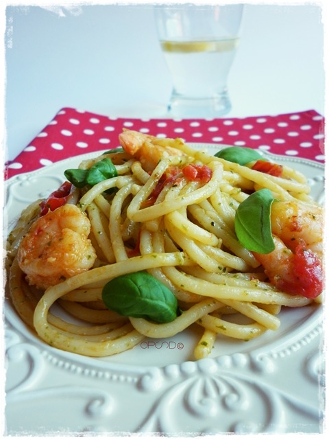 Spaghetti al pesto, datterini e mazzancolle