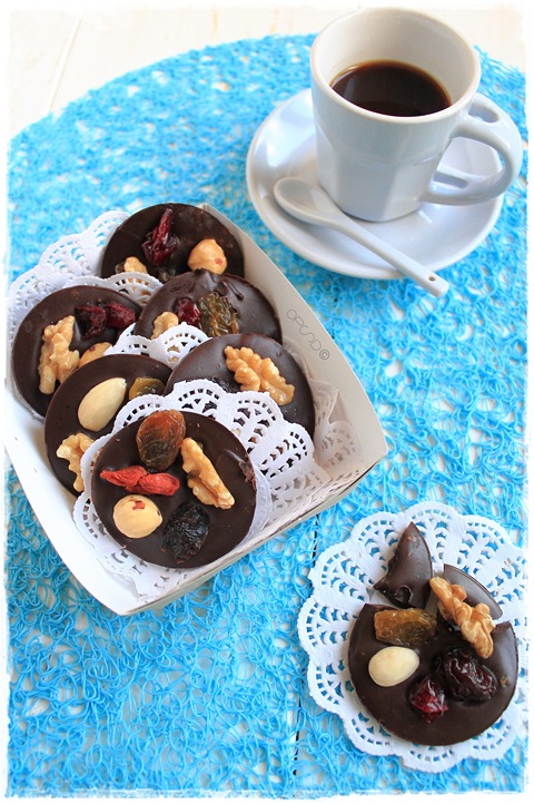 Mendiants, la ricetta dei famosi cioccolatini francesi con frutta secca e candita. I preferiti di Vianne Rocher nel film 