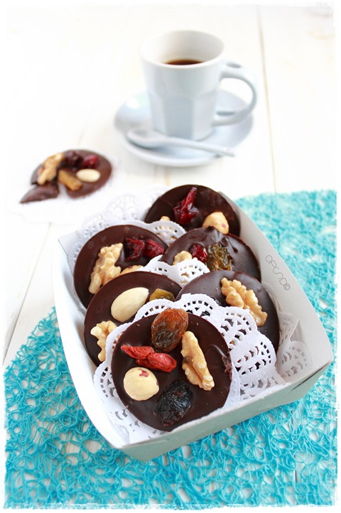 Mendiants, la ricetta dei famosi cioccolatini francesi con frutta secca e candita. I preferiti di Vianne Rocher nel film 