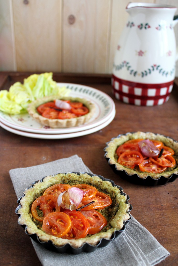 Mini torte salate integrali con pesto e pomodorini alla vaniglia, Savoury pies with pesto sauce and vanilla-flavoured cherry tomatoes