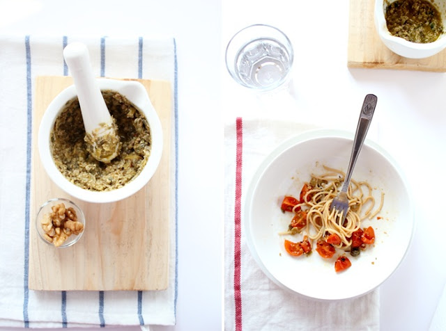 Spaghetti integrali con pomodorini al forno con pesto di olive e capperi 