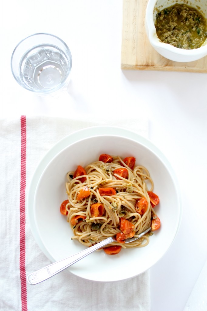Spaghetti integrali con pomodorini al forno con pesto di olive e capperi 