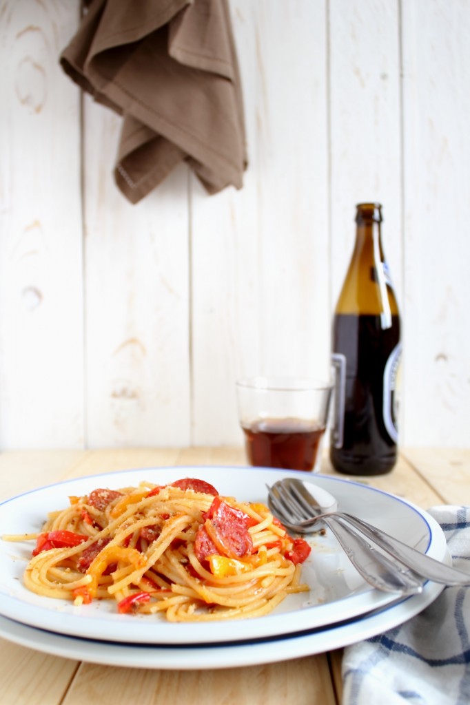 Spaghetti e peperoni, salame piccante e briciole tostate