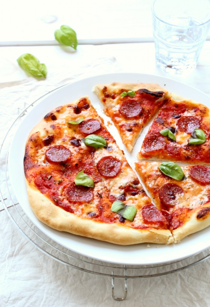 pizza stracchino e salame piccante, Pizza with stracchino and spicy salami recipe