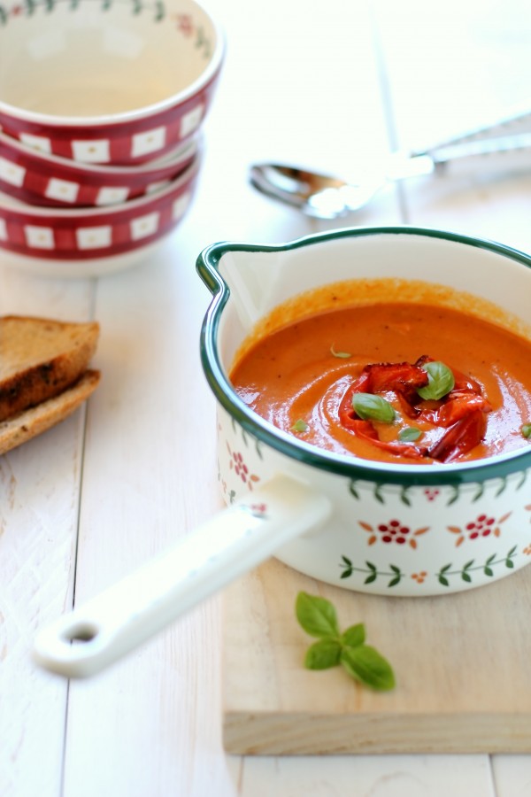zuppa fredda di pomodori e peperoni arrosto