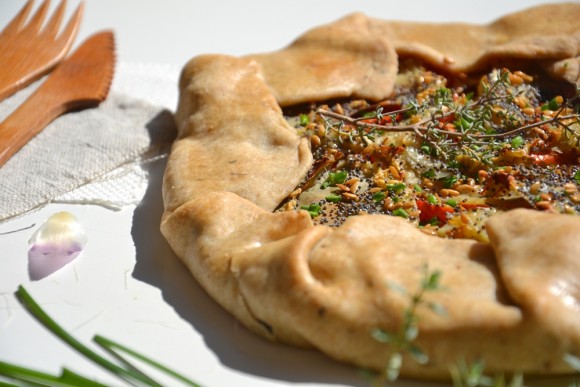 Torta salata con carciofi e pomodori 