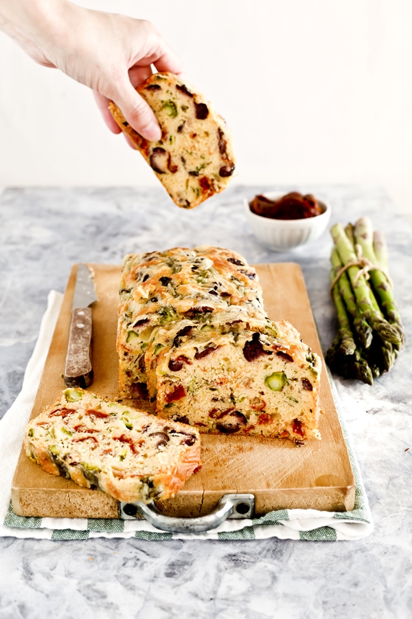 cake emmentaler, asparagi e pomodori secchi - Cake agli asparagi - Asparagus, sundried tomato and olive loaf - Asparagus loaf