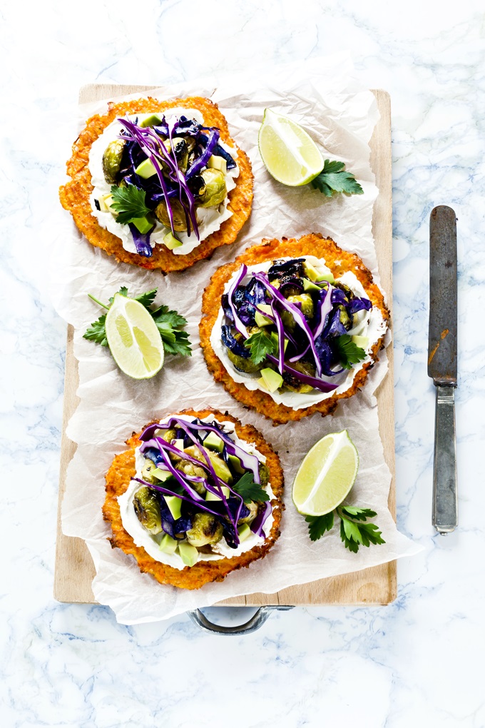 Tacos carote, cavoletti avocado - carrot taco shells with roasted brussels sprouts, avocado and purple cabbage - vegetarian taco recipe