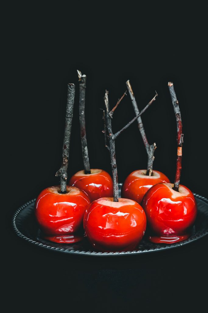 mele caramellate - mele stregate - mele stregate caramellate - candied apples - red candy apples - toffee apples - red toffee apples - Halloween apples - halloween recipe