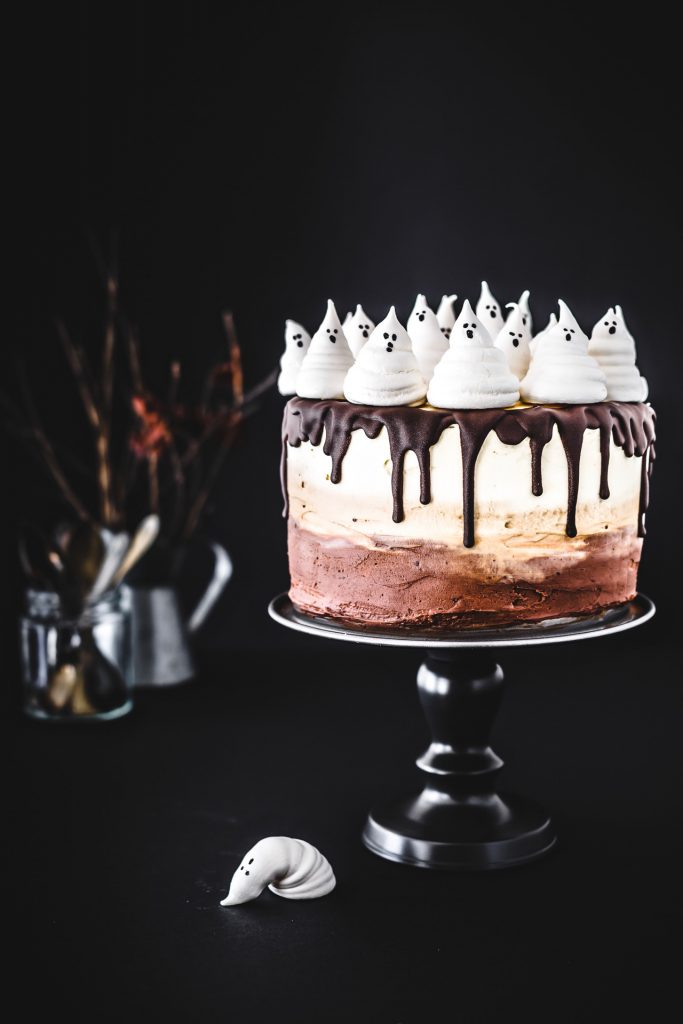 TORTA DI HALLOWEEN AL CIOCCOLATO - OMBRE SPOOKY CHOCOLATE CAKE - HALLOWEEN CAKE - CHOCOLATE CAKE - TORTA AL CIOCCOLATO - MERINGHE - MERINGHE DI HALLOWEEN - OPSD BLOG - HALLOWEEN RECIPE - RICETTE HALLOWEEN - FOOD PHOTOGRAPHY - FOOD STYLING