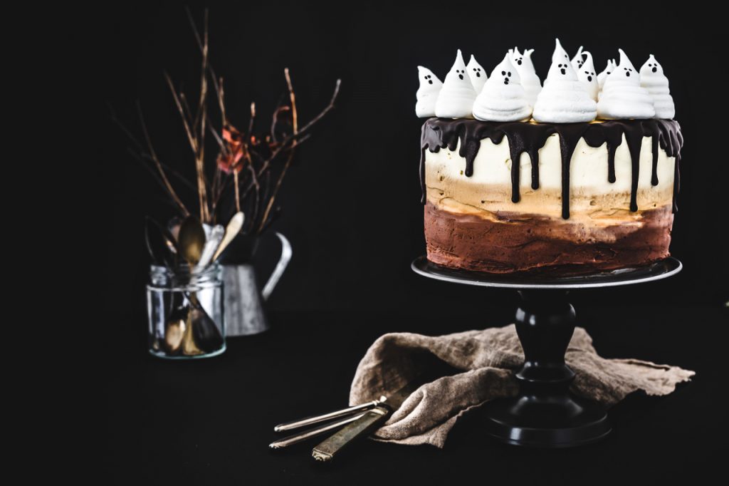 TORTA DI HALLOWEEN AL CIOCCOLATO - OMBRE SPOOKY CHOCOLATE CAKE - HALLOWEEN CAKE - CHOCOLATE CAKE - TORTA AL CIOCCOLATO - MERINGHE - MERINGHE DI HALLOWEEN - OPSD BLOG - HALLOWEEN RECIPE - RICETTE HALLOWEEN - FOOD PHOTOGRAPHY - FOOD STYLING