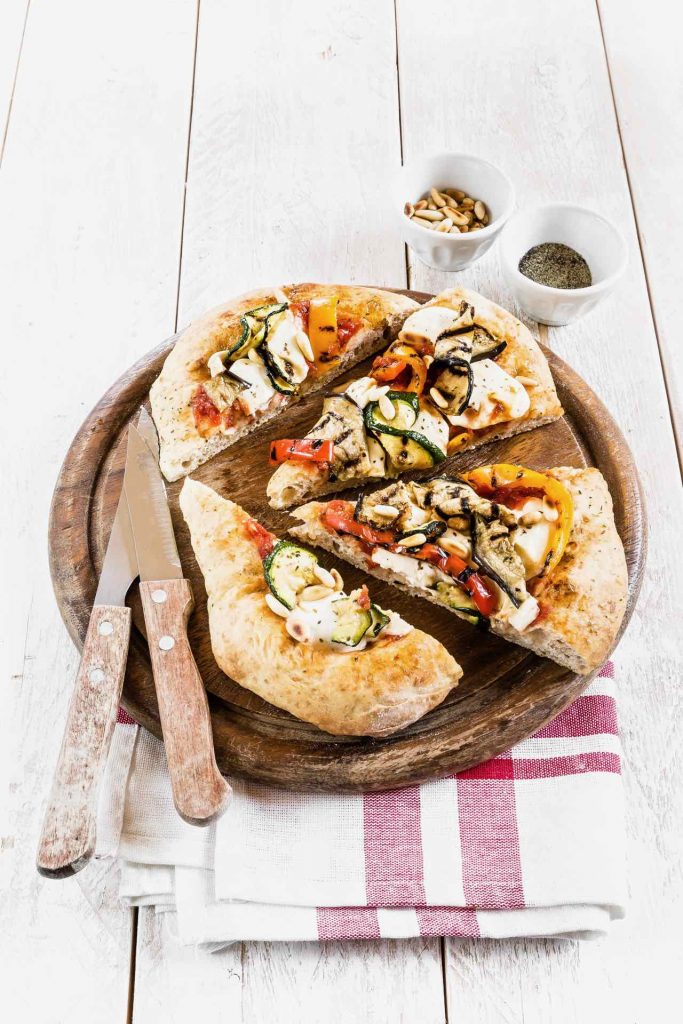 Pizza integrale con stracchino e verdure grigliate, Ricetta con Stracchino, Alimentazione sana, Whole wheat pizza with stracchino and grilled vegetable