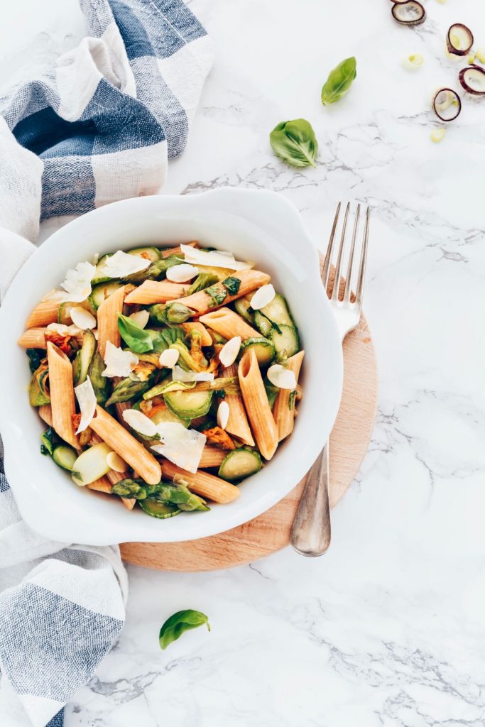 PENNE AL FARRO, LENTICCHIE E QUINOA CON ZUCCHINE, ASPARAGI E MIELE. Recipe is both in English and Italian. PASTA WITH ZUCCHINI, ASPARAGUS AND HONEY - FOOD STYLING - FOOD PHOTOGRAPHY - SONIA MONAGHEDDU - OPSD BLOG 