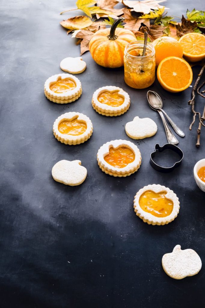 Biscotti di pasta frolla alla marmellata di arance - Biscotti a forma di zucca per Halloween - Halloween pumpkin cookies filled with orange marmalade