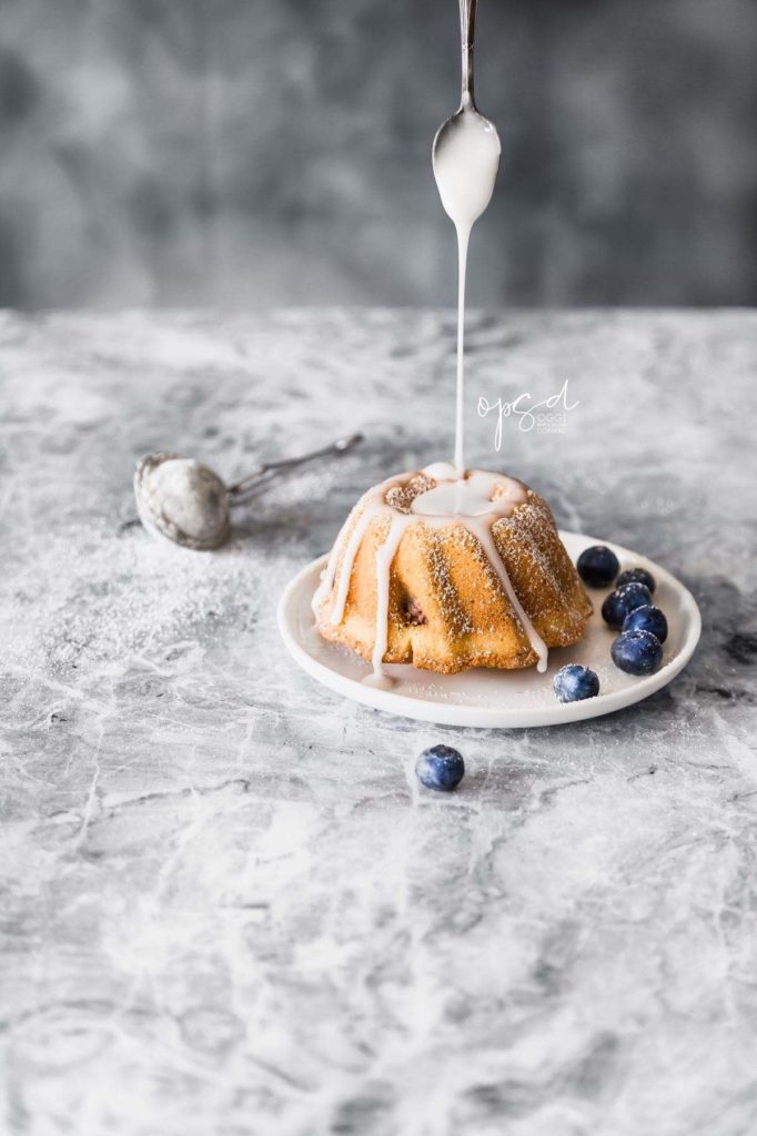 Mini bundt cakes ai mirtilli con glassa all’arancia, Blueberry mini bundt cakes with orange glaze topping