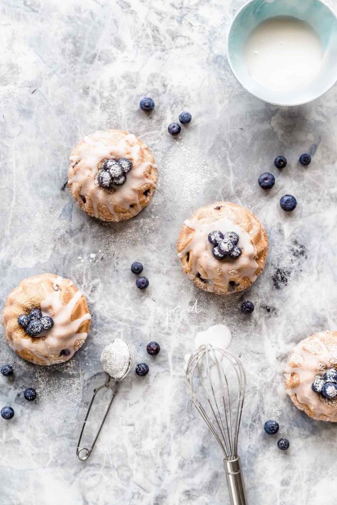 Mini bundt cakes ai mirtilli con glassa all’arancia, Blueberry mini bundt cakes with orange glaze topping