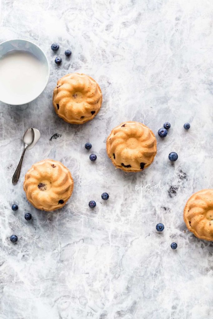 Mini bundt cakes ai mirtilli con glassa all’arancia, Blueberry mini bundt cakes with orange glaze topping